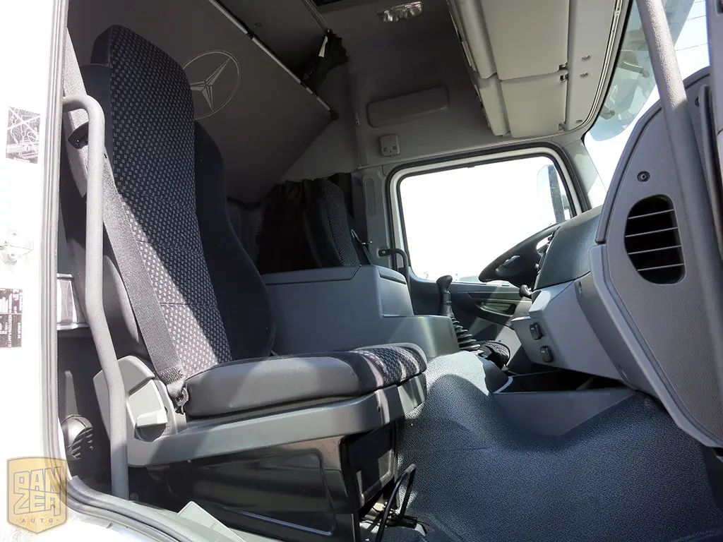 Mercedes-Benz Atego 1229L, 2012г, штора 48м3, гидролифт, 2 спальника - фото 7