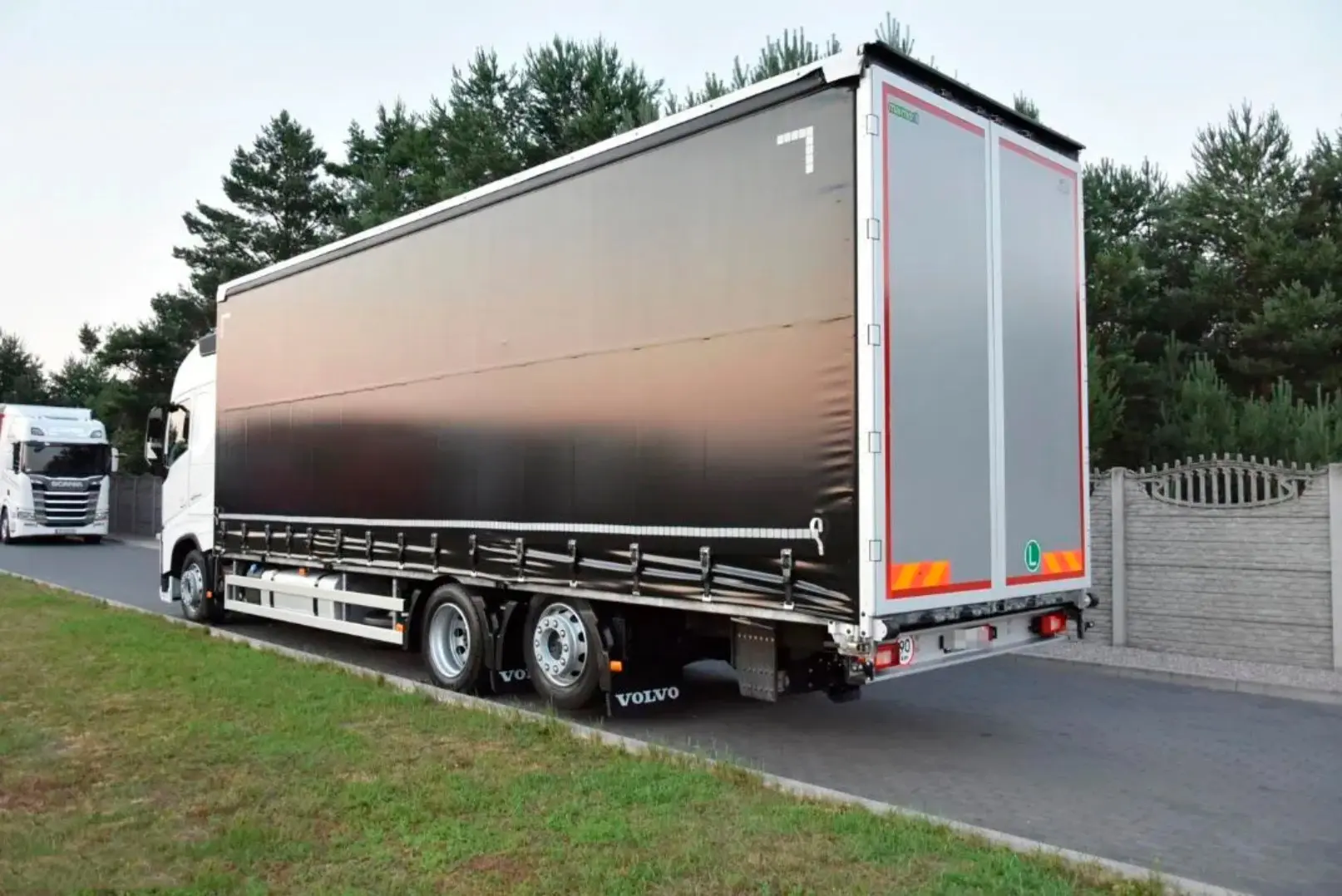 Кубовик Volvo FH 420, 6х2, 2017 год, штора 68 кубов, 23 европалета, без пробега по РФ - фото