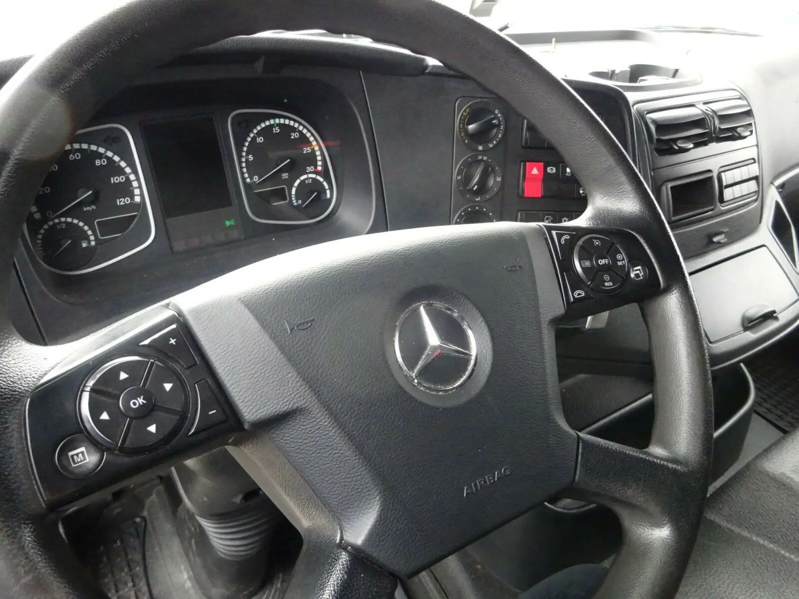 Mercedes Atego 821 L, 2014 год, штора 48 кубов с гидробортом, сдвижной верх, без пробега по РФ - фото 4