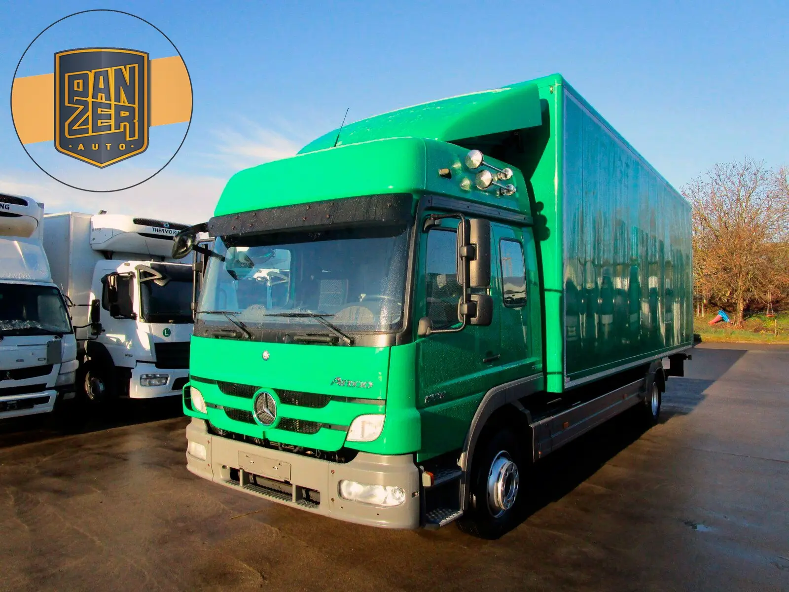 Mercedes Atego 1226, Евро-5, пробег 61 тыс.км!, фургон 46 м3, ворота и гидролифт - фото