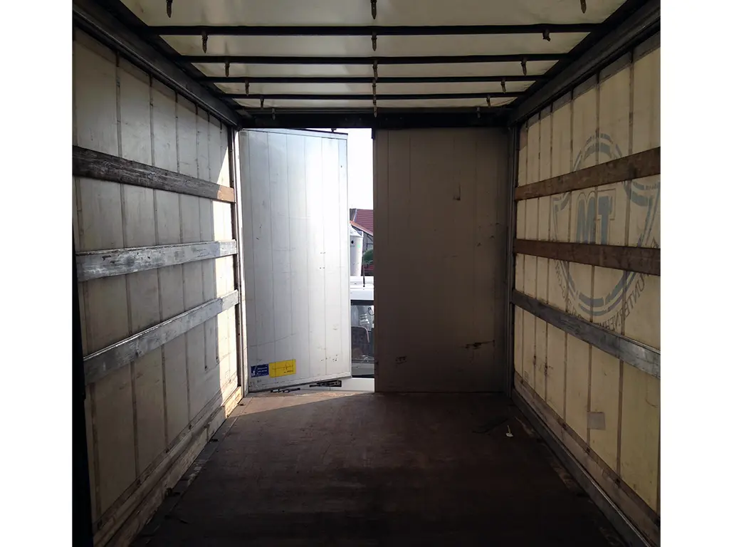 Прицеп шторный Schmitz Cargobull, 2010 год, 52 куба, ворота - фото 6