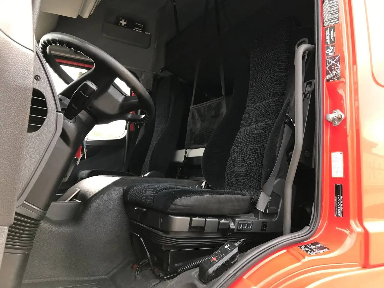 Mercedes Atego 1224 L, 2015 год, шторная надстройка 48 м3, гидролифт, высокая кабина - фото 3