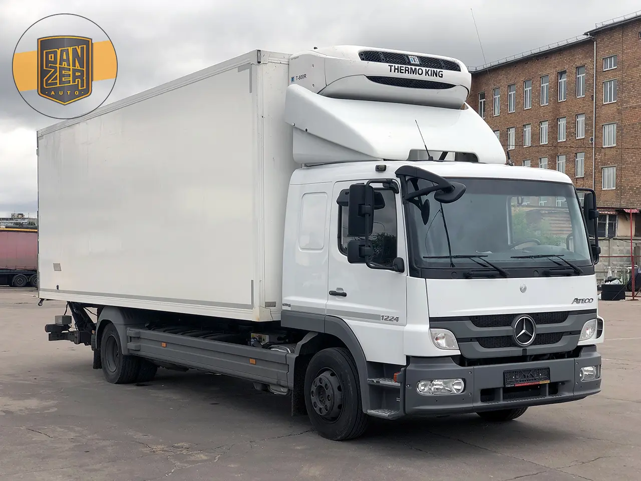 Mercedes Atego 1224 L рефрижератор со спальником 46 кубов, 18 европалет, гидроборт - фото