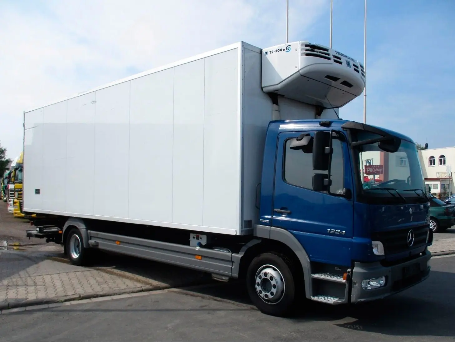 Рефрижератор автономный Mercedes Atego 1224 L, 2010г, кузов 7.6м, ворота+лопата, до 12 тонн - фото