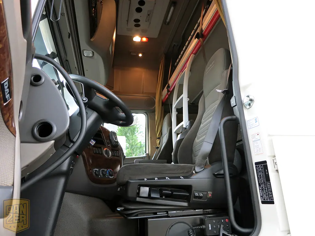 Изотермический фургон DAF XF 105. 6x2, г/п 15 тонн, 2 спальника. - фото 3