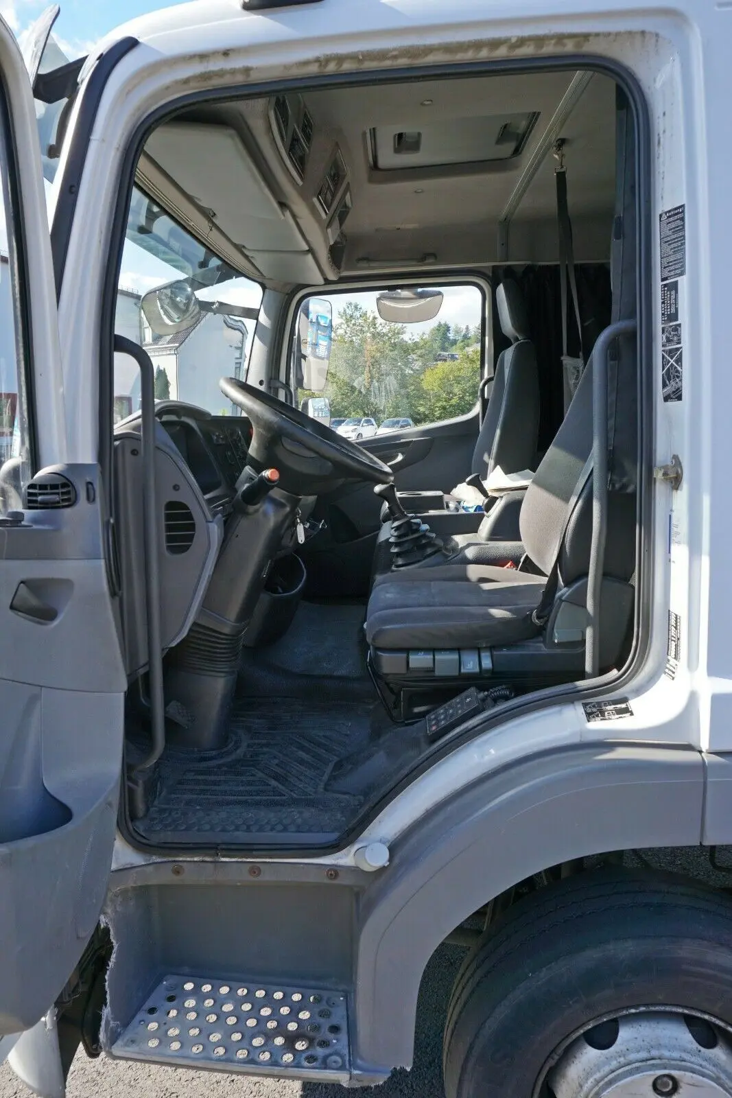 Рефрижератор Mercedes Atego 1222L, спальная кабина, ворота и гидролифт - фото 3