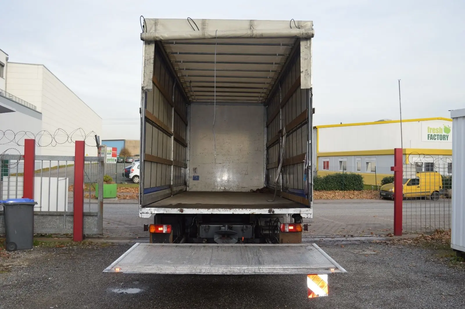 Mercedes Atego 1224 L, 2011г, тент шторки 50м3, гидролифт, кабина Мегаспейс - фото 2