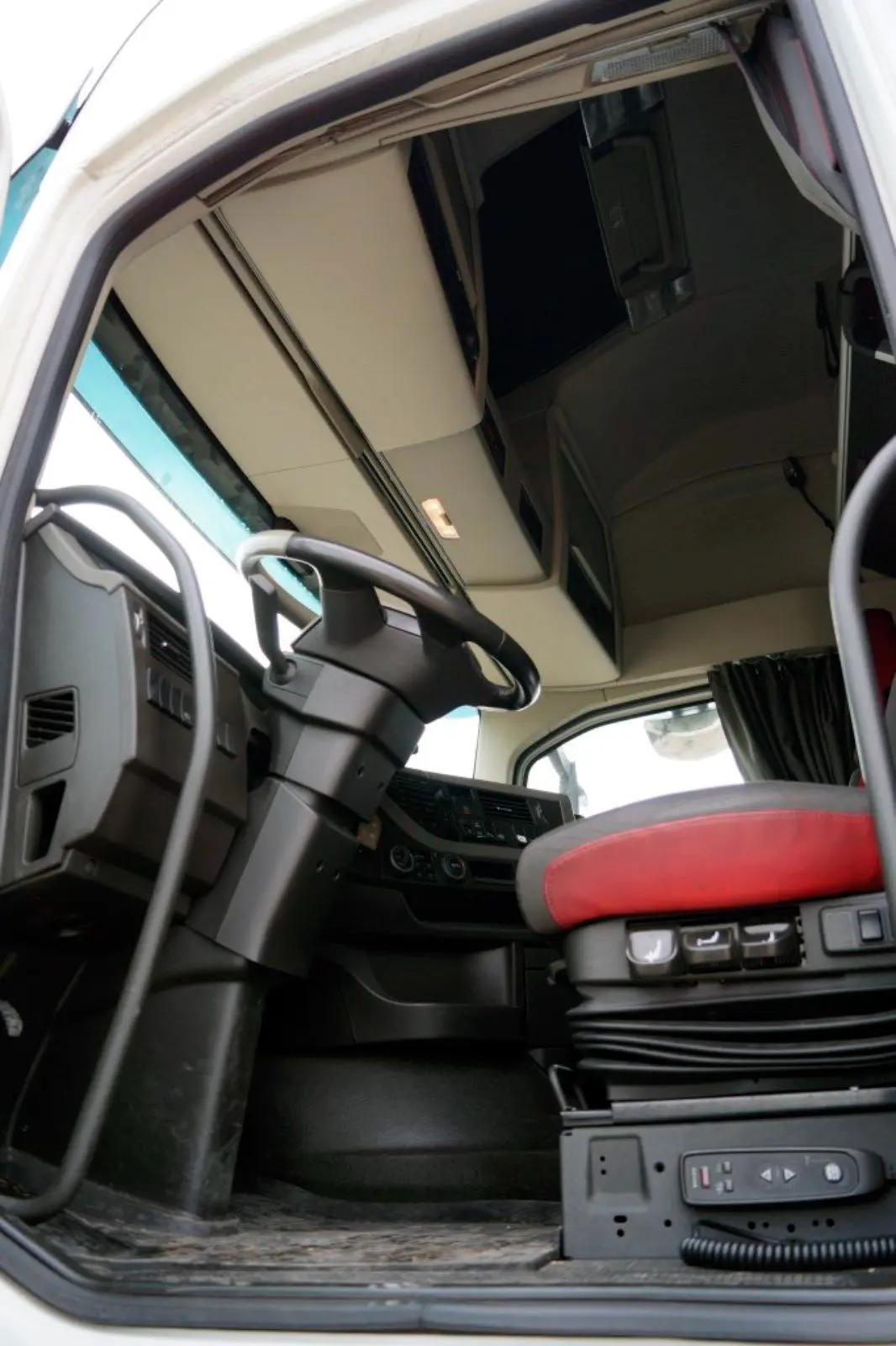 Тягач Volvo FH 460, 2016 год, 469 л.с., кабина Globetrotter XL, без пробега по РФ - фото-детальных 17