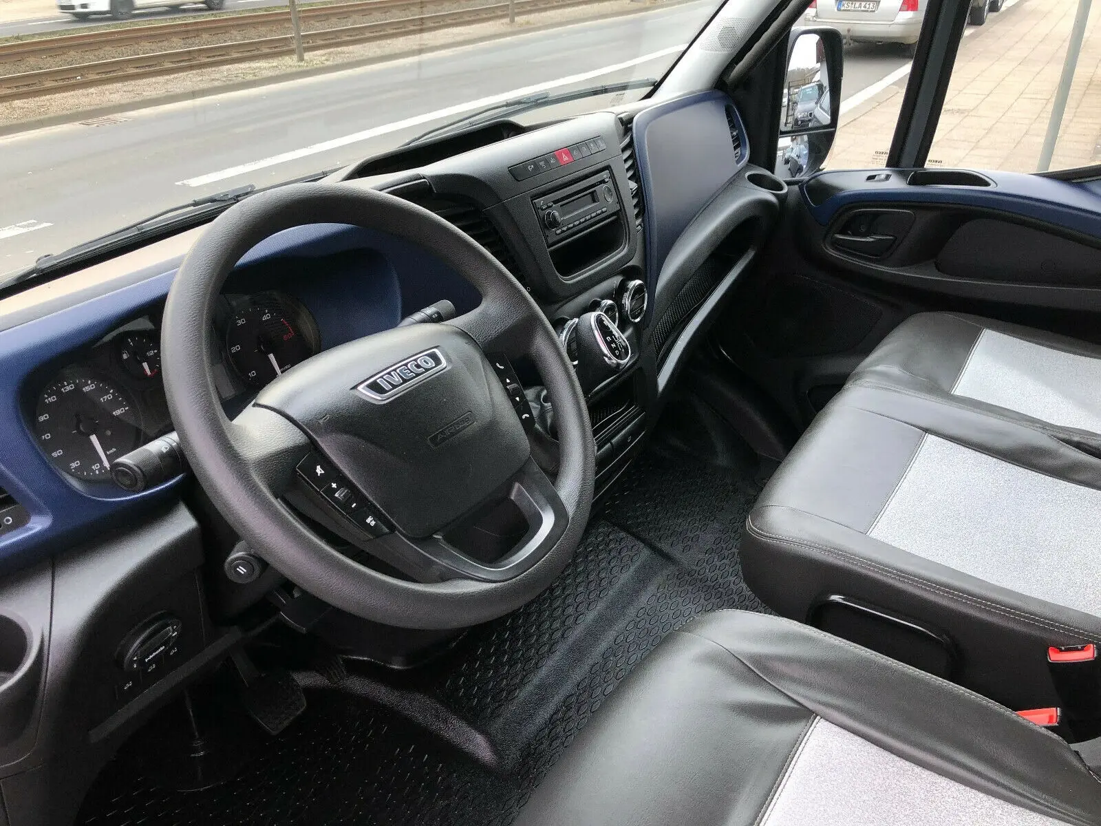 Цельнометаллический Iveco Daily 35-210 C, 2016 год, спарка, L2H2, 3л, АКПП, пневма, полная масса 3500 кг - фото 4