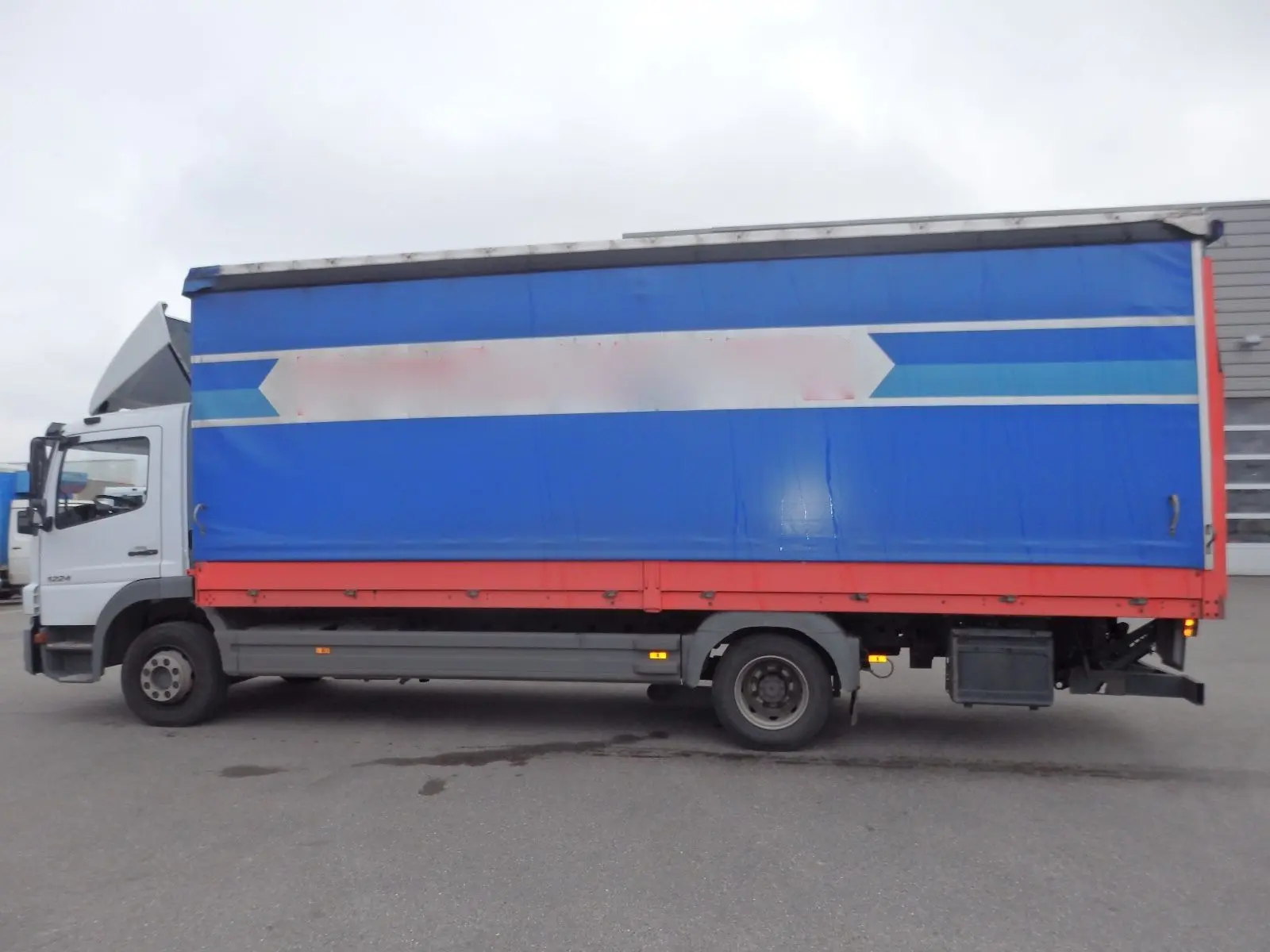 Mercedes Atego 1224 L, штора-борт 7.2м, гидролифт - фото 7
