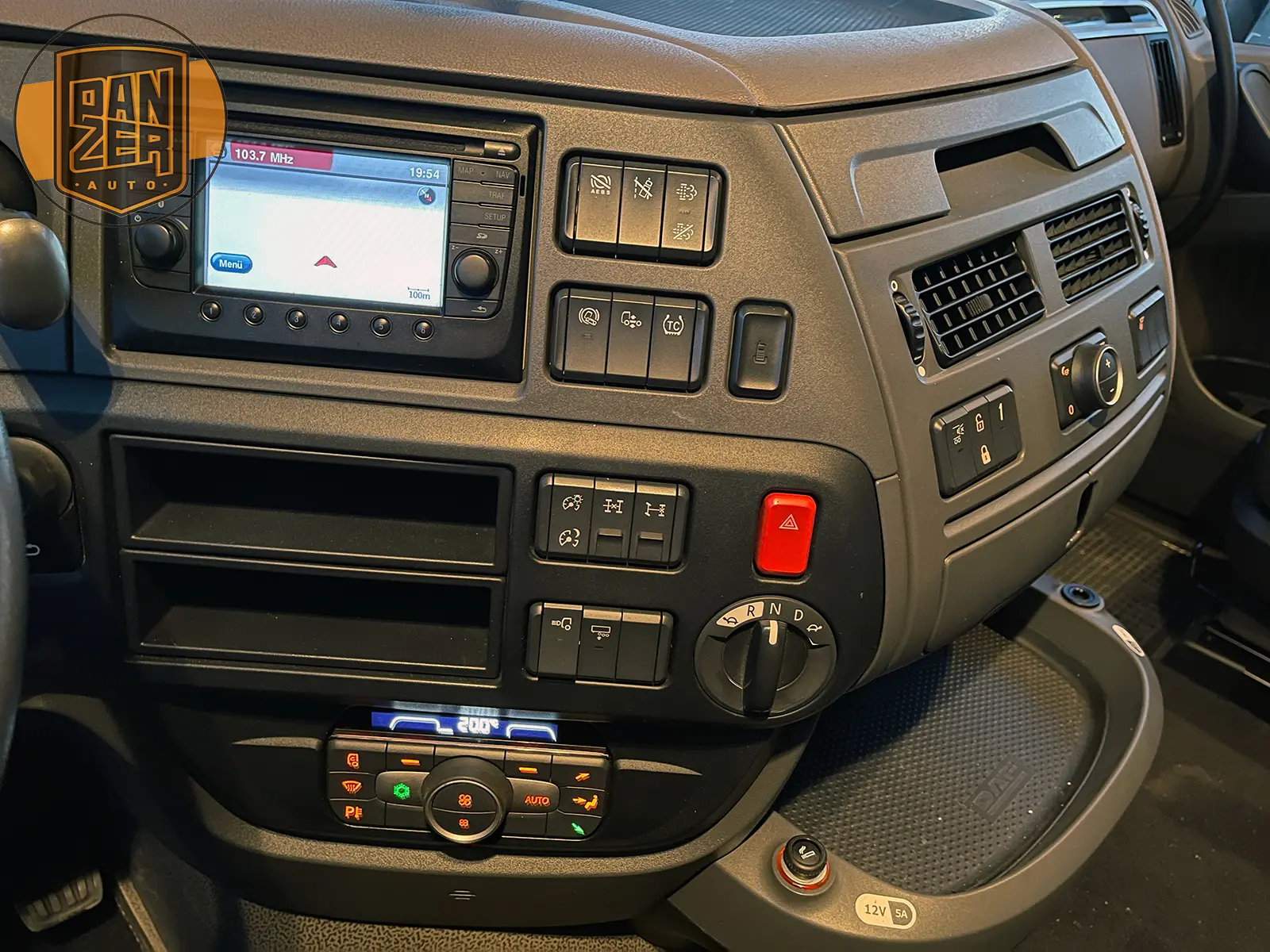 DAF XF530 6x4 тягач-тяжеловоз, сцепной вес 80 тонн - фото-детальных 35