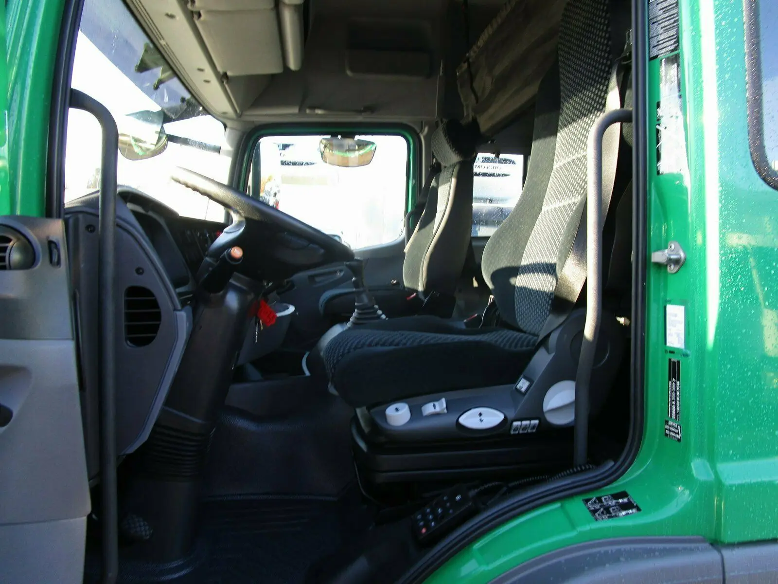 Mercedes Atego 1226, Евро-5, пробег 61 тыс.км!, фургон 46 м3, ворота и гидролифт - фото 3