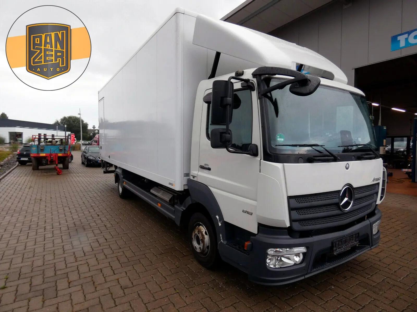 Фургон Mercedes Atego 818 L, 2016 год, боковая дверь, 18 палет, гидролифт, без пробега по РФ - фото