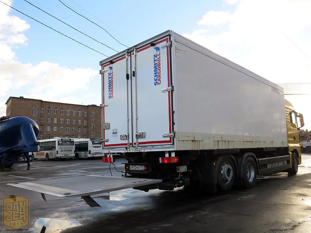 Грузовой рефрижератор MAN TGX 26.480, 2008 г, 2 спальника, ворота + гидролифт - фото