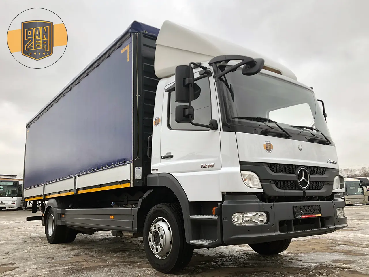 Mercedes Atego 1218L, 2017 г, шторно-бортовой 45 м3, гидролифт - фото