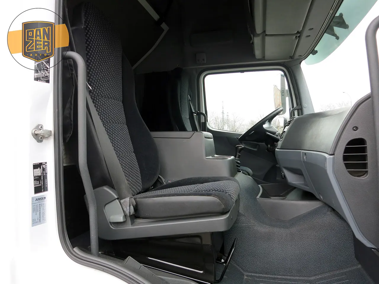 Mercedes Atego 1224L, 02/2013г, штора 50 м3, гидролифт, 2 спальника - фото 15