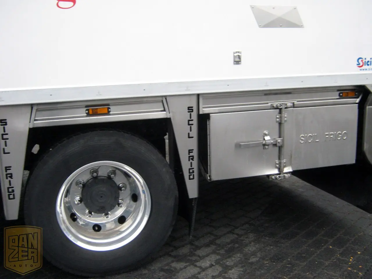 Volvo FL 240, рефрижератор 30м3, ворота, двери по бокам, 2012г, дизель-электрическая установка Brighi M-201 - фото 6