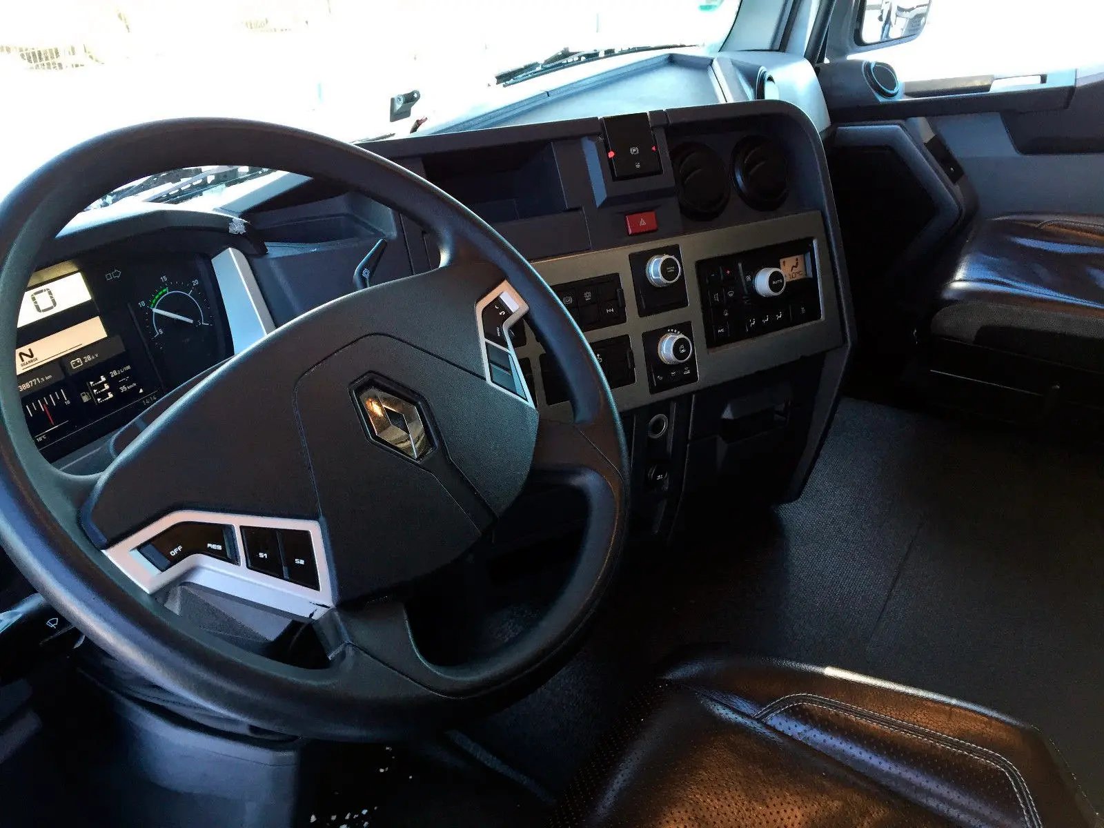 Тягач Renault T 460, 2016 год, 2 спальника, АКПП, без пробега по РФ - фото-детальных 4
