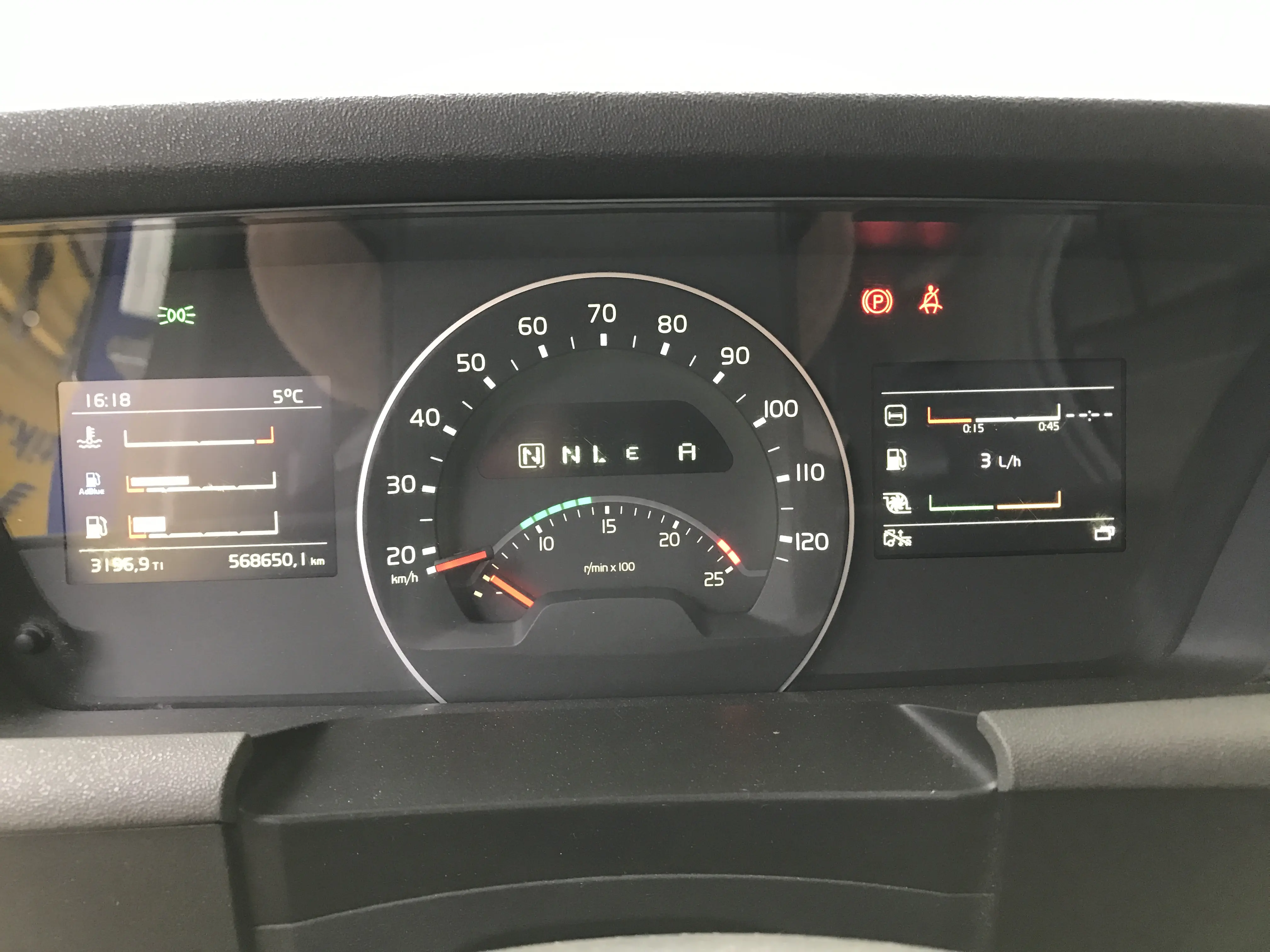 Пятнадцатитонник Volvo FH 460, 6х2, 2016 год, штора 55 кубов, 19 европалет, без пробега по РФ - фото 36