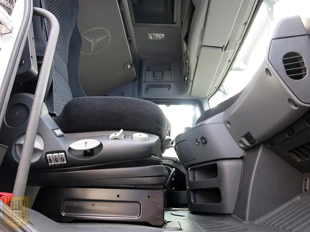 Mercedes-Benz Actros 1841 LL MegaSpace, 52м3 штора, 10-тонник - фото 11