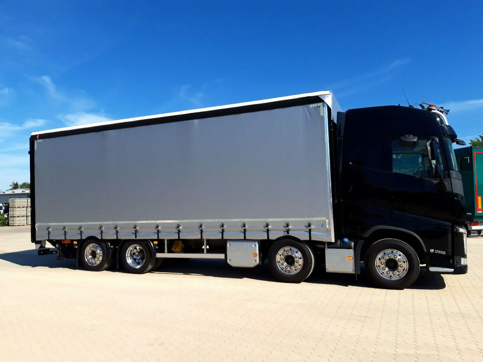 Новый Volvo FH500, 8x2, для перевозки погрузчиков и строительной техники, гидроборт 9 тон - фото 10