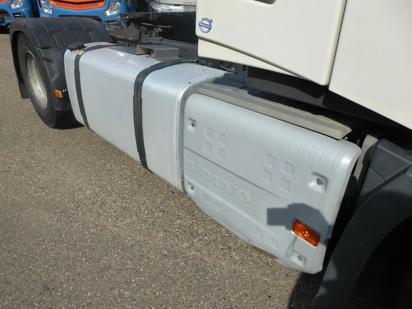 Тягач Volvo FH460, 4х2, 2016 год, 2 бака, 2 спальника, без пробега по РФ - фото-детальных 3