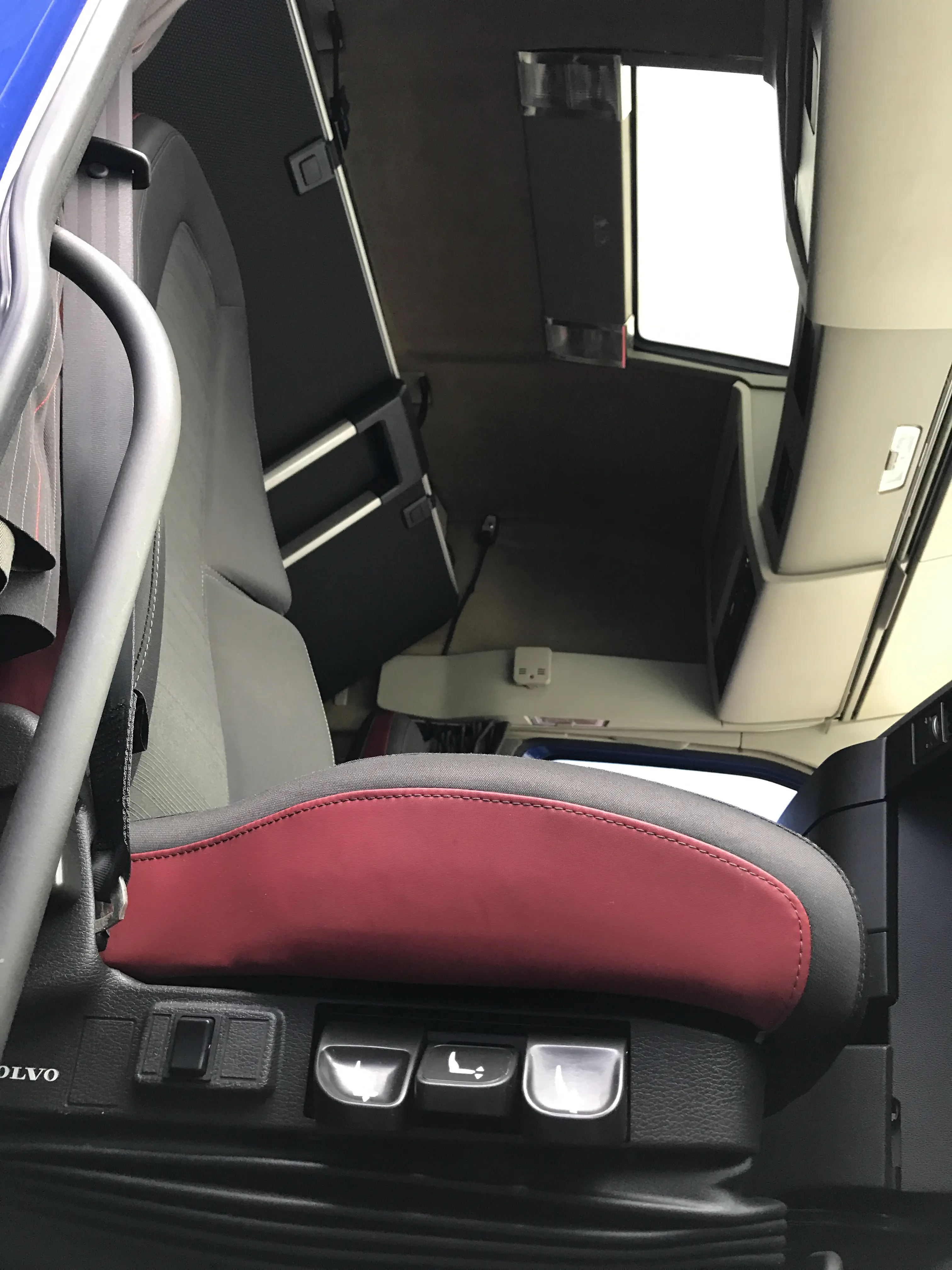Пятнадцатитонник Volvo FH 460, 6х2, 2016 год, штора 55 кубов, 19 европалет, без пробега по РФ - фото 32