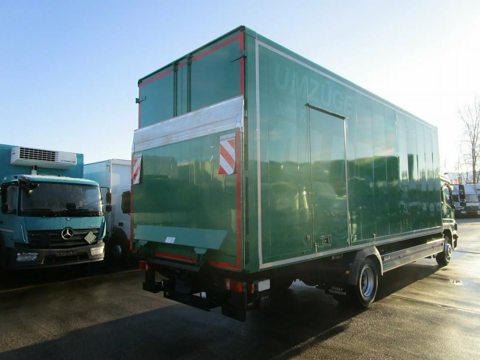 Mercedes Atego 1226, Евро-5, пробег 61 тыс.км!, фургон 46 м3, ворота и гидролифт - фото
