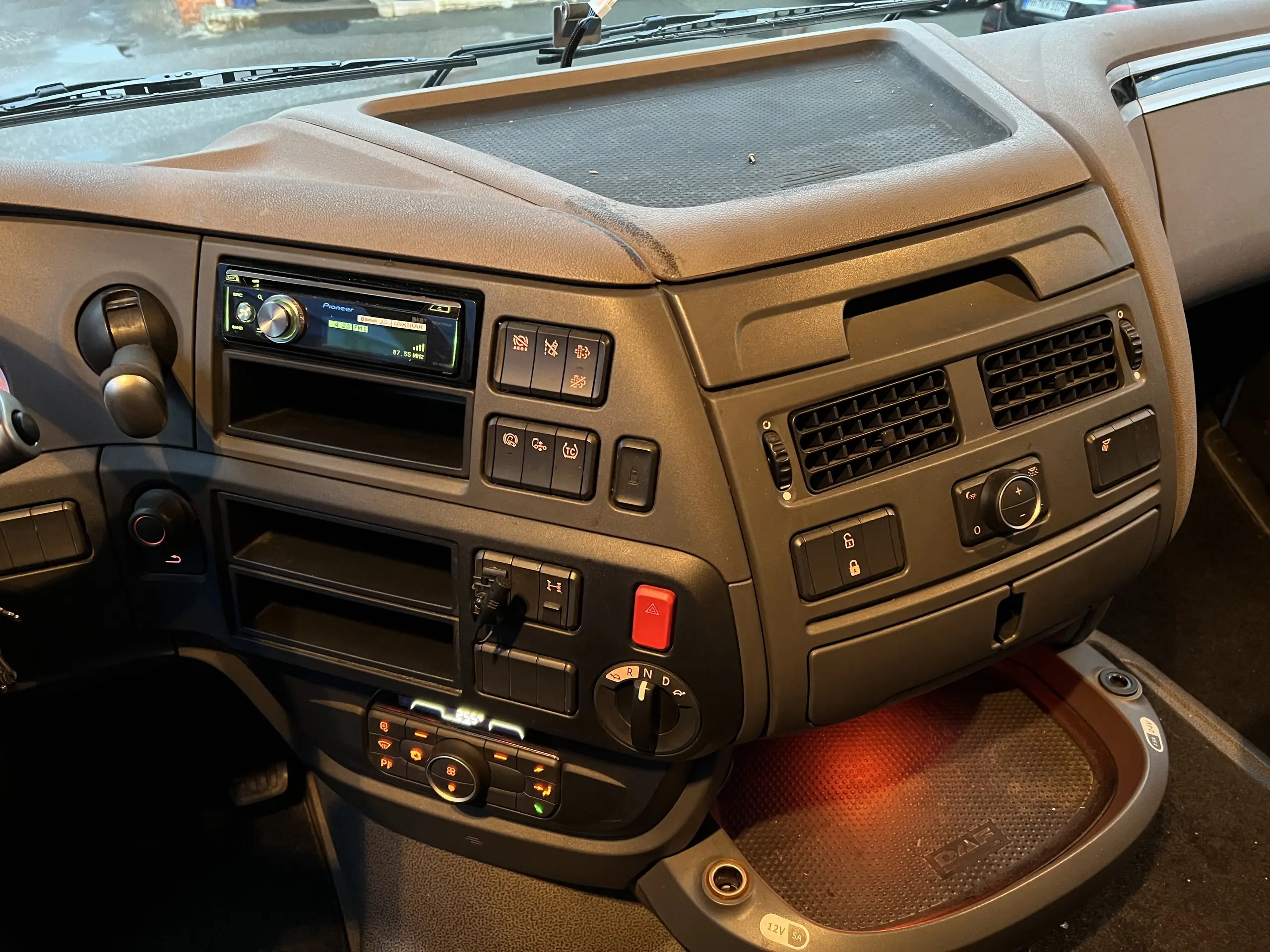 Тягач DAF XF 450, 4х2, Space Cab 2 спальника, 2017 год, без пробега по РФ - фото-детальных 4
