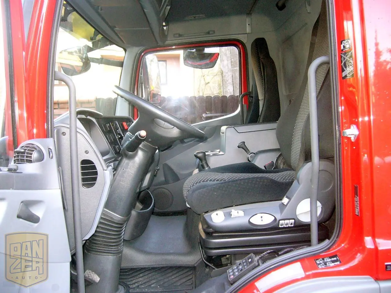 Mercedes-Benz Atego 818L, штора-борт 40м3, 2013г, 18 тыс.км, гидролифт, кондиционер, состояние нового - фото 3