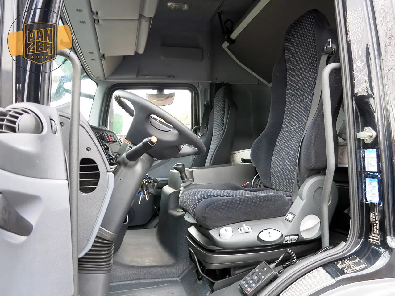 Mercedes Atego 822 L, 12/2013г, пятитонник, штора 40 м3 с гидролифтом, 2 спальника - фото 3