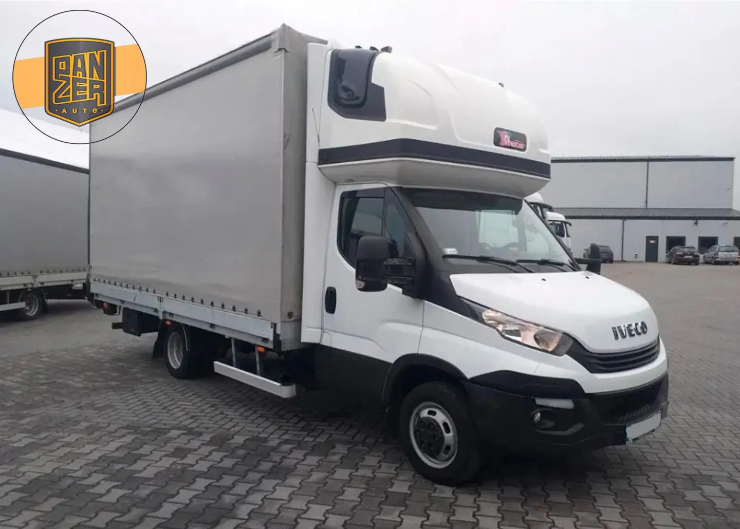 Iveco Daily 35C18, 2018 год, спарка, штора-борт 30 м3, гидроборт, полная масса 3500 кг, спальник - фото
