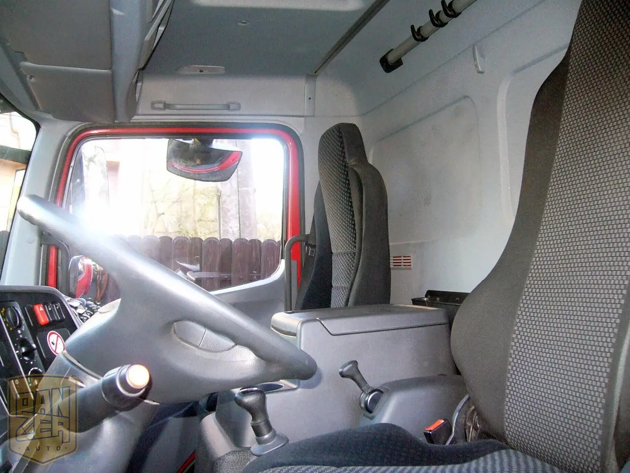Mercedes-Benz Atego 818L, штора-борт 40м3, 2013г, 18 тыс.км, гидролифт, кондиционер, состояние нового - фото 7