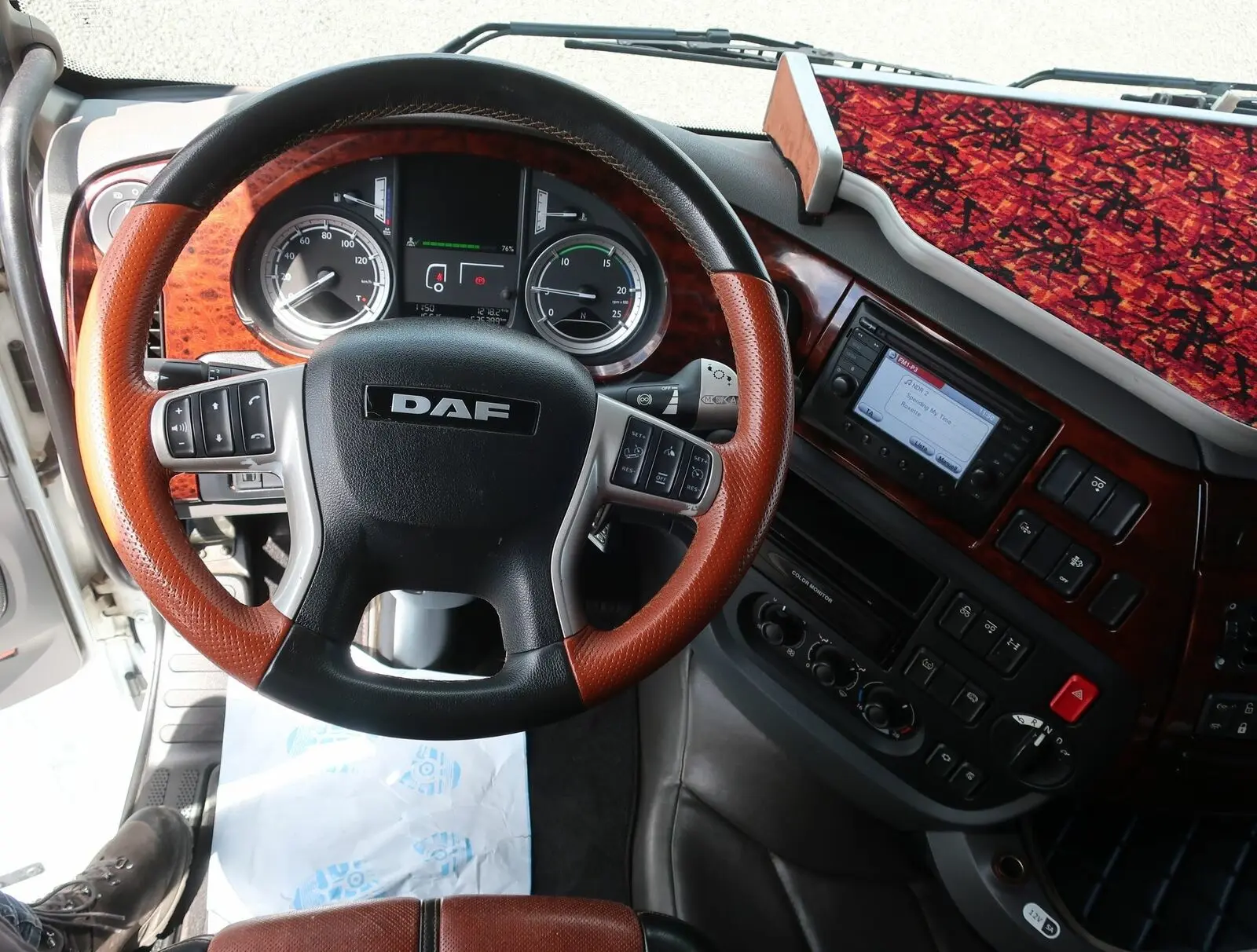 Тягач DAF XF 106 460, 6х2, кабина Супер Спейс, подъемная ось, без пробега по РФ - фото-детальных 5