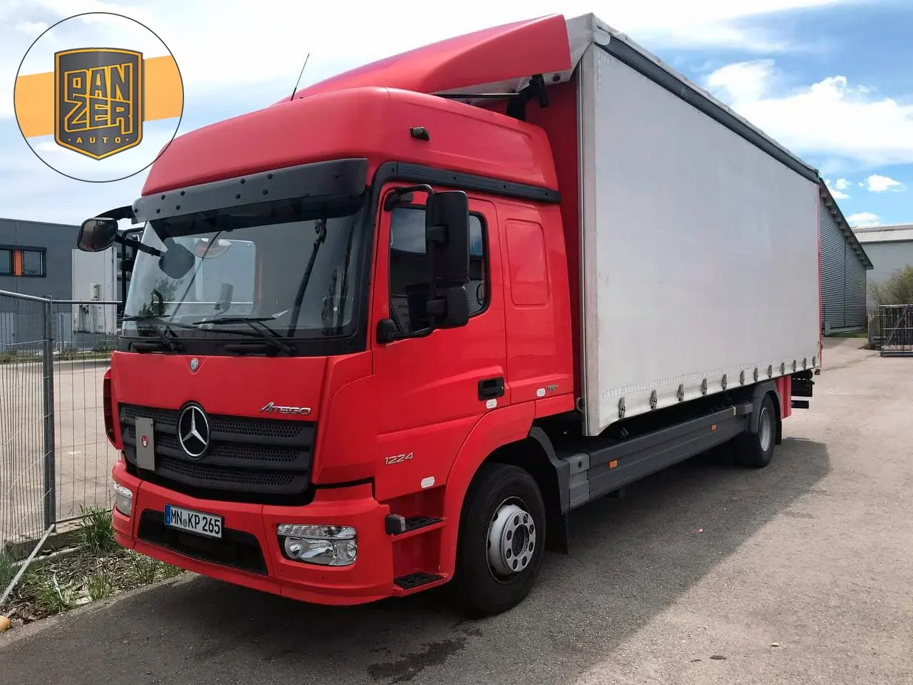 Mercedes Atego 1224 L, 2015 год, шторная надстройка 48 м3, гидролифт, высокая кабина - фото