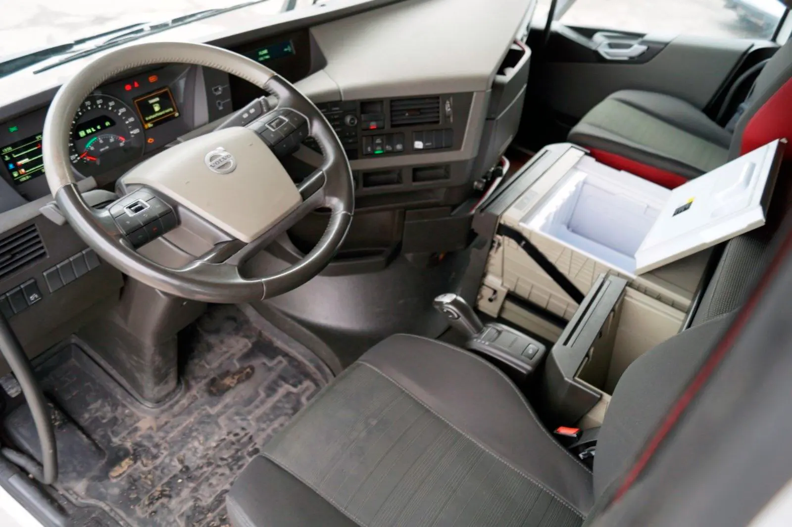 Тягач Volvo FH 460, 2016 год, 469 л.с., кабина Globetrotter XL, без пробега по РФ - фото-детальных 16
