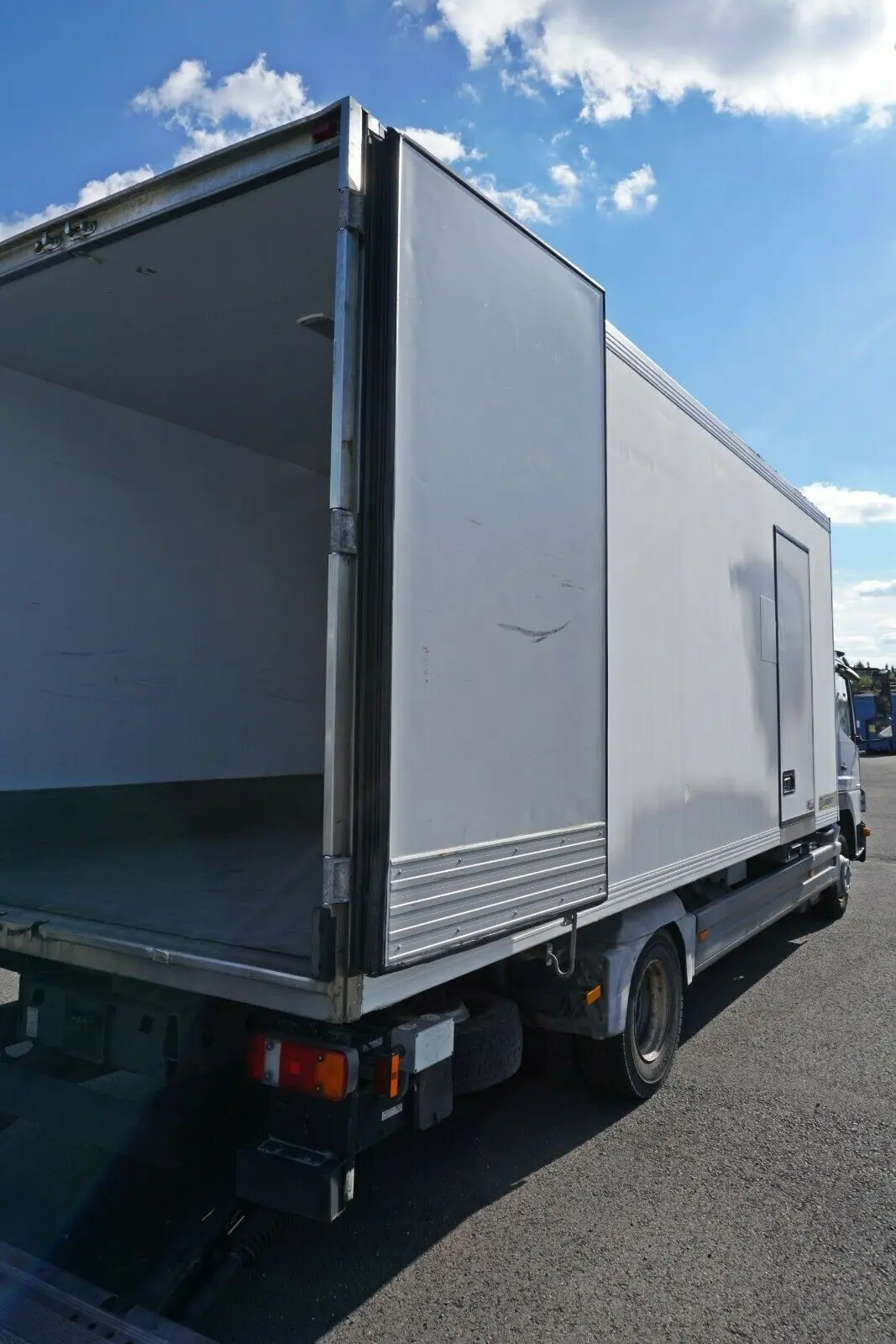 Рефрижератор Mercedes Atego 1222L, спальная кабина, ворота и гидролифт - фото