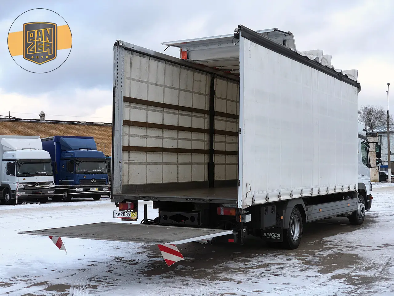 Mercedes Atego 1224L, 02/2013г, штора 50 м3, гидролифт, 2 спальника - фото