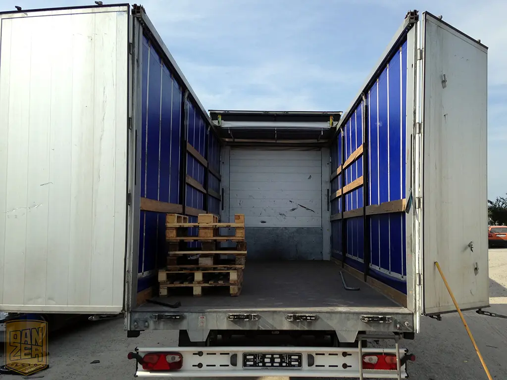 Автопоезд Mercedes Actros тентованный, 100 кубов, г/п 20 тонн. 2010 г. Без пробега по РФ! - фото 3