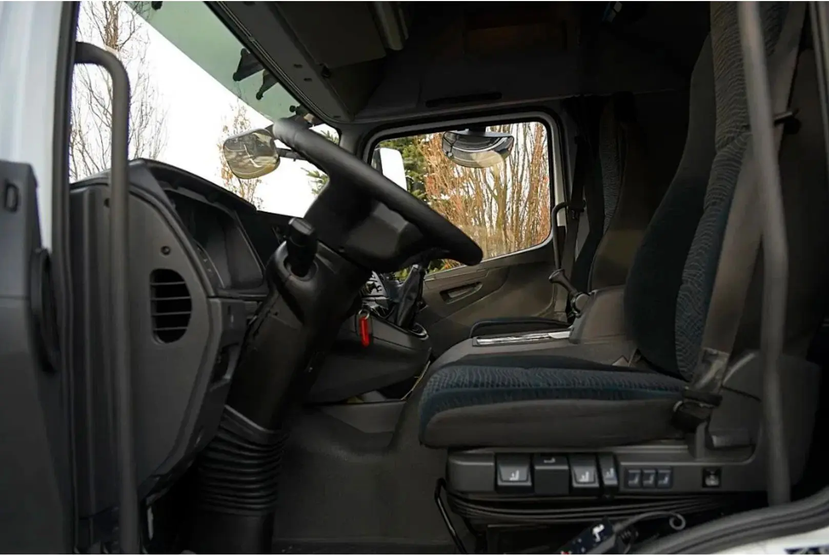 Mercedes Atego 1224 L нового поколения, 2015 год, штора-борт 50 м3, гидролифт, высокая кабина - фото 3