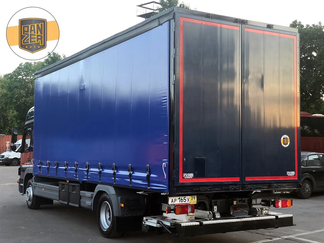 Mercedes Atego 1229L, 10/2012г, штора 49 кубов, ворота и гидроборт - фото