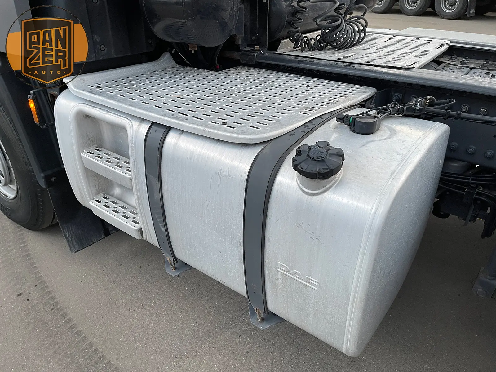 DAF XF530 6x4 тягач-тяжеловоз, сцепной вес 80 тонн - фото-детальных 14