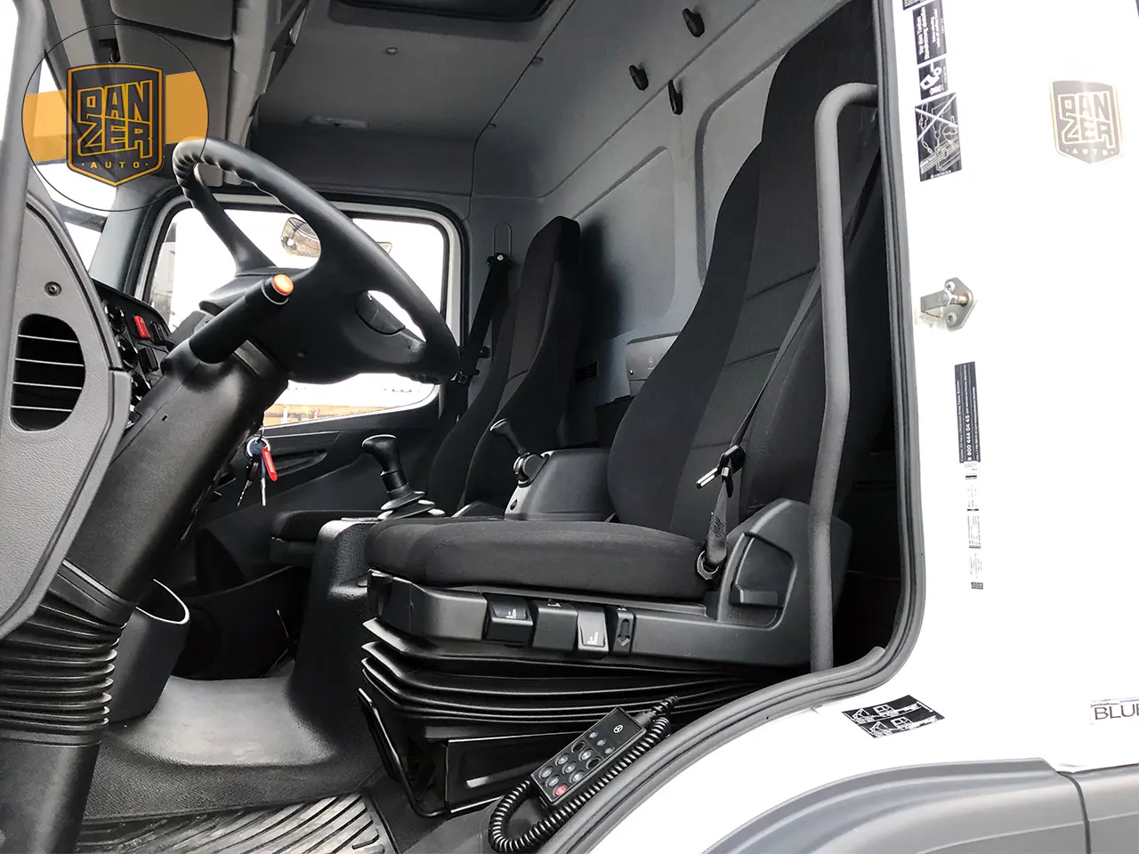 Mercedes Atego 1218L, 2017 г, шторно-бортовой 45 м3, гидролифт - фото 3