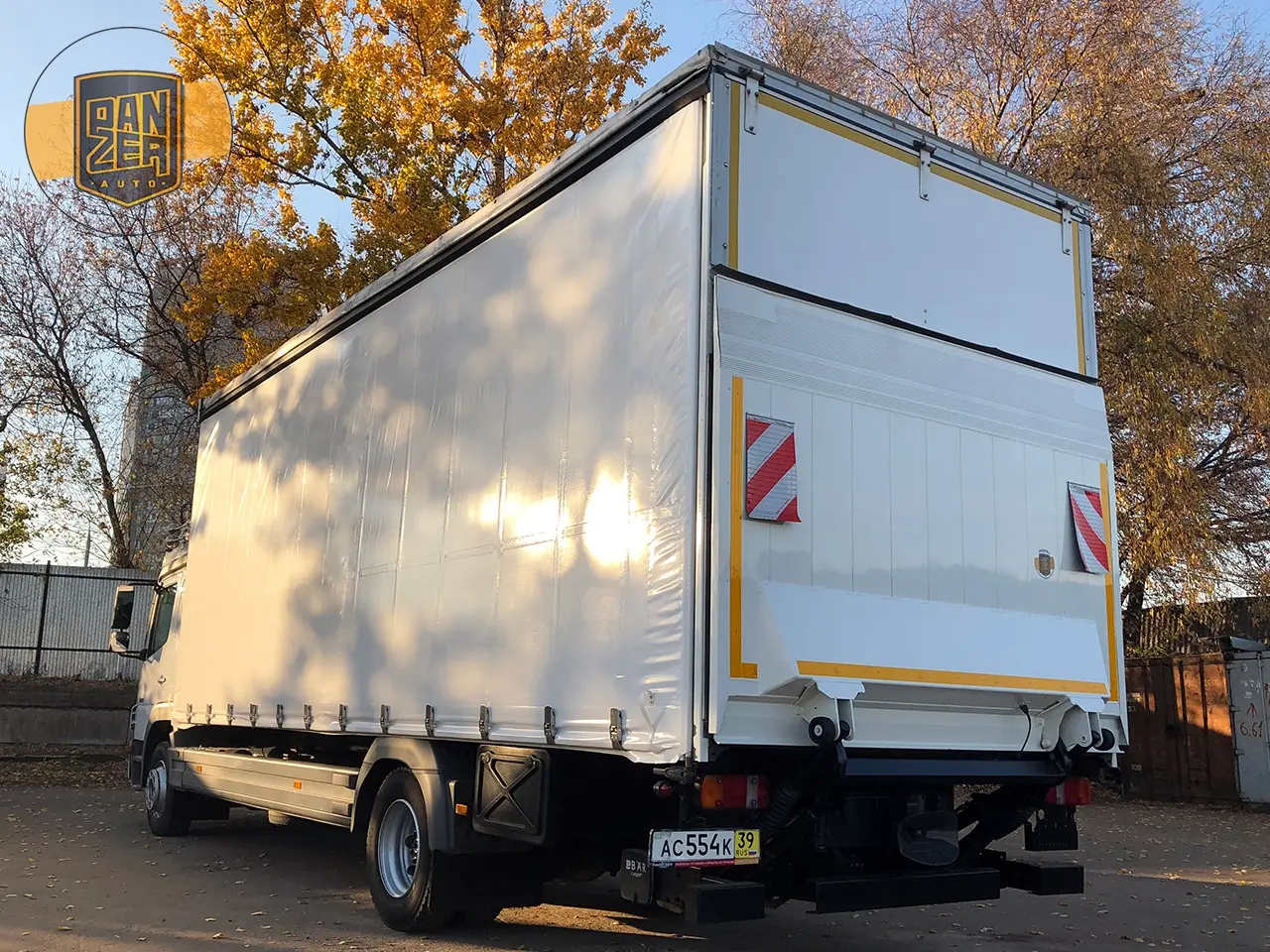 Mercedes Atego 1229L, 2012г, штора 50м3, гидролифт - фото