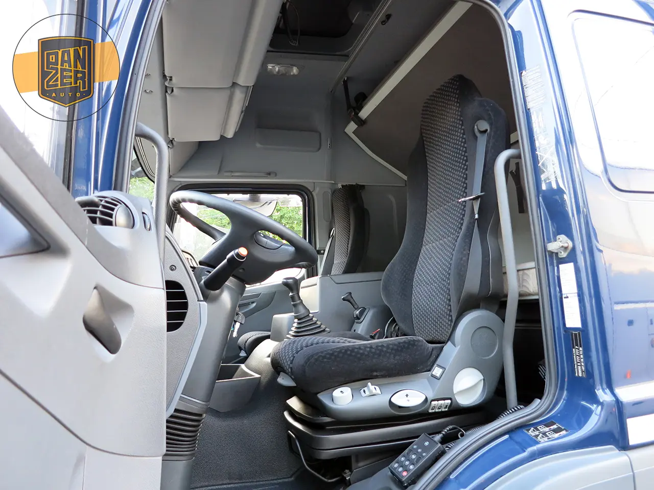 Mercedes Atego 1229L, 10/2012г, штора 49 кубов, ворота и гидроборт - фото 3