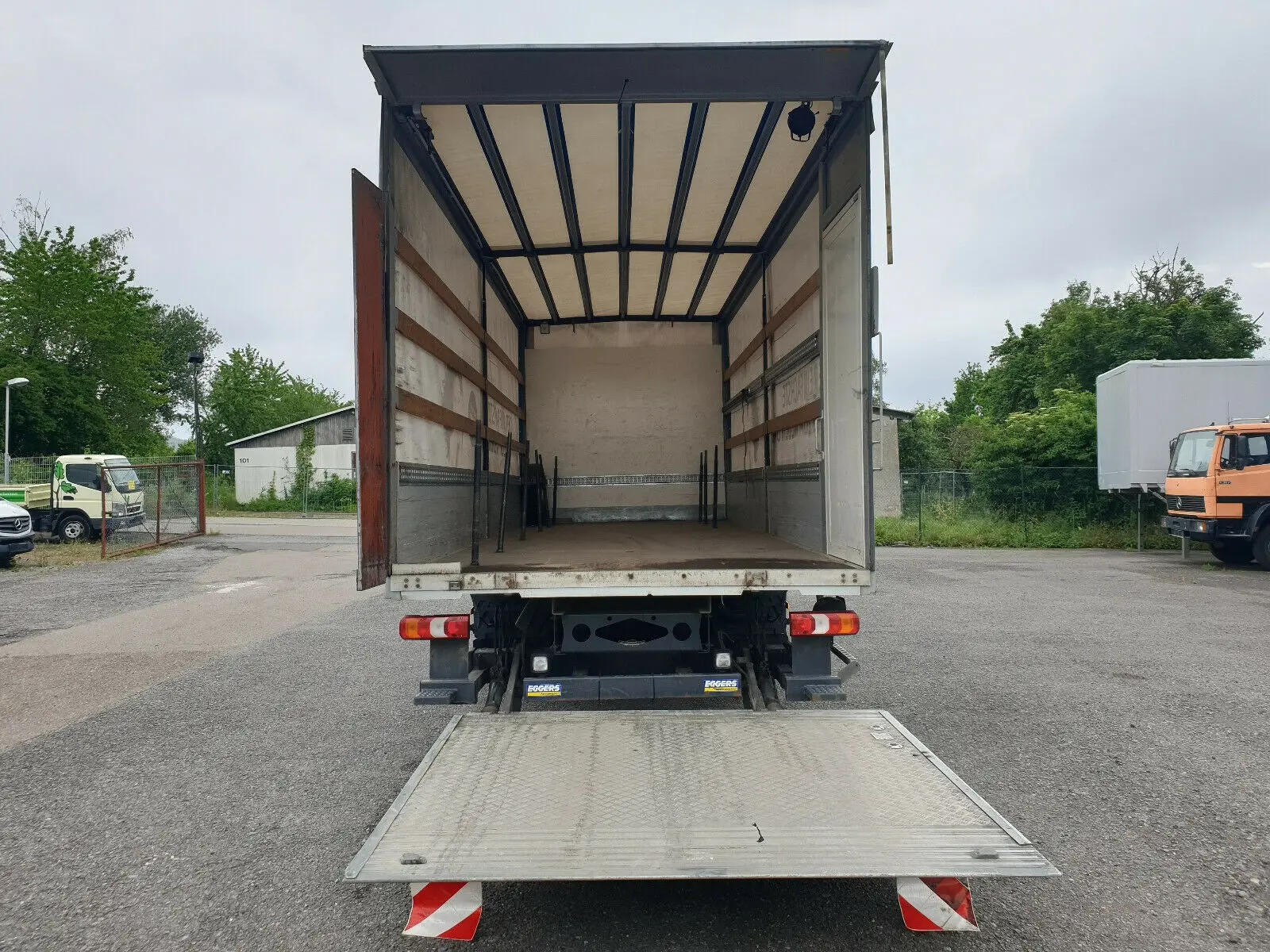 Mercedes Atego 823 L, 2015 год, борт-тент 45 м3 с боковой дверью, гидроборт, без пробега по РФ - фото 2