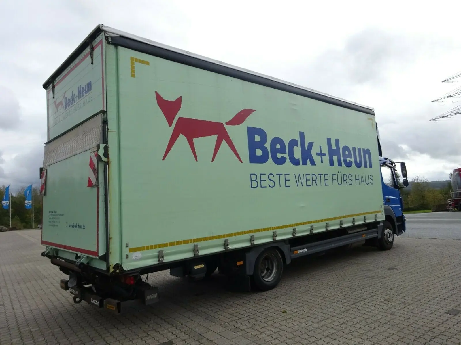 Mercedes Atego 821 L, 2014 год, штора 48 кубов с гидробортом, сдвижной верх, без пробега по РФ - фото