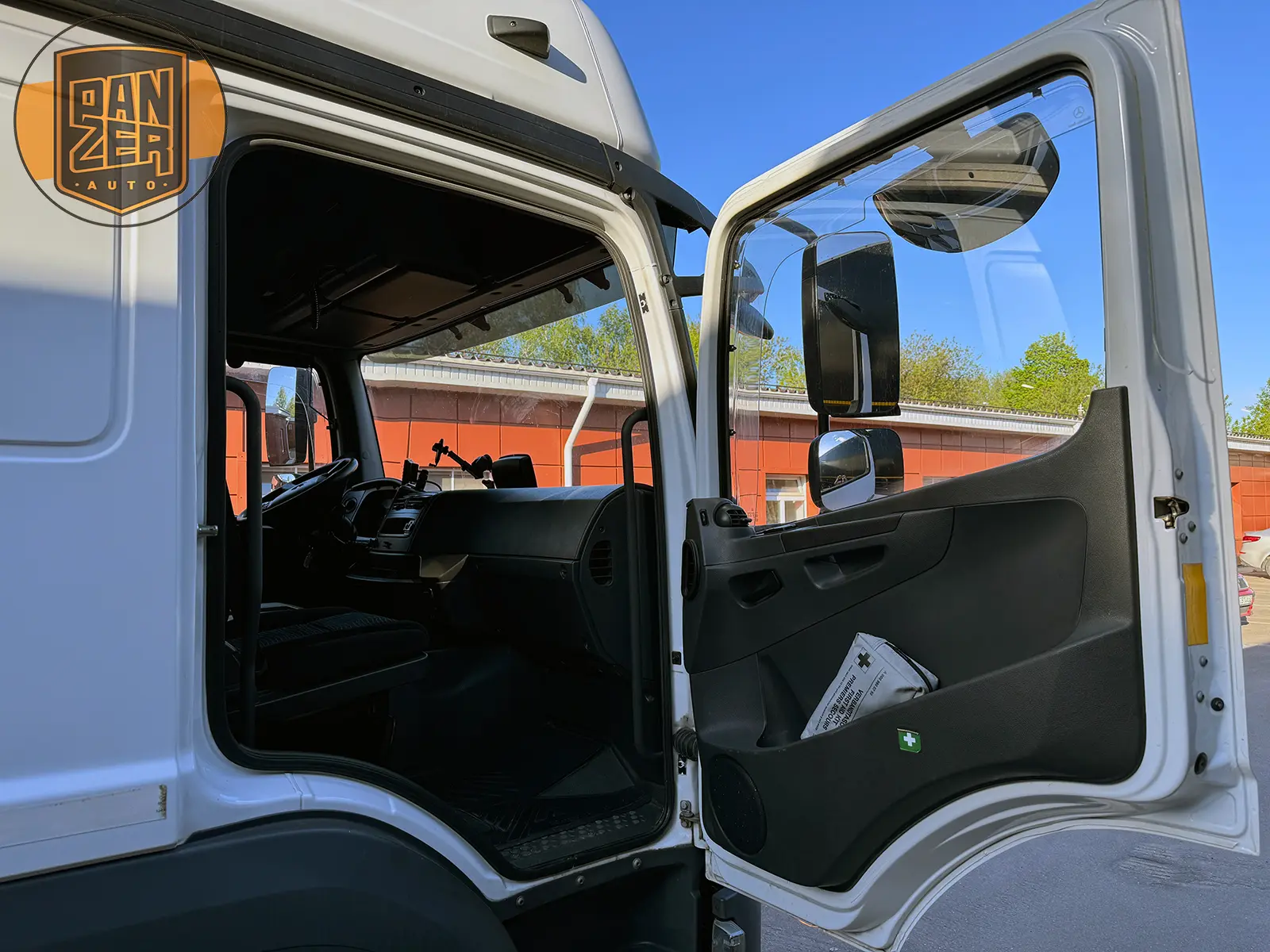 Mercedes-Benz Atego 1230, 2018 год, штора 50 м3, гидроборт, 2 спальника 27