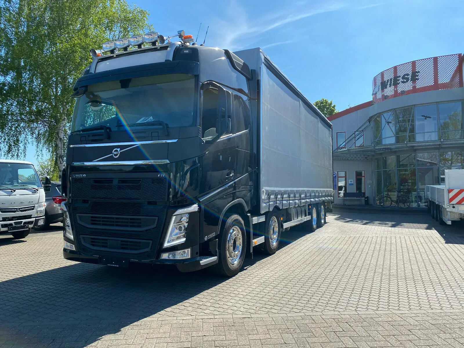 Новый Volvo FH500, 8x2, для перевозки погрузчиков и строительной техники, гидроборт 9 тон - фото 5
