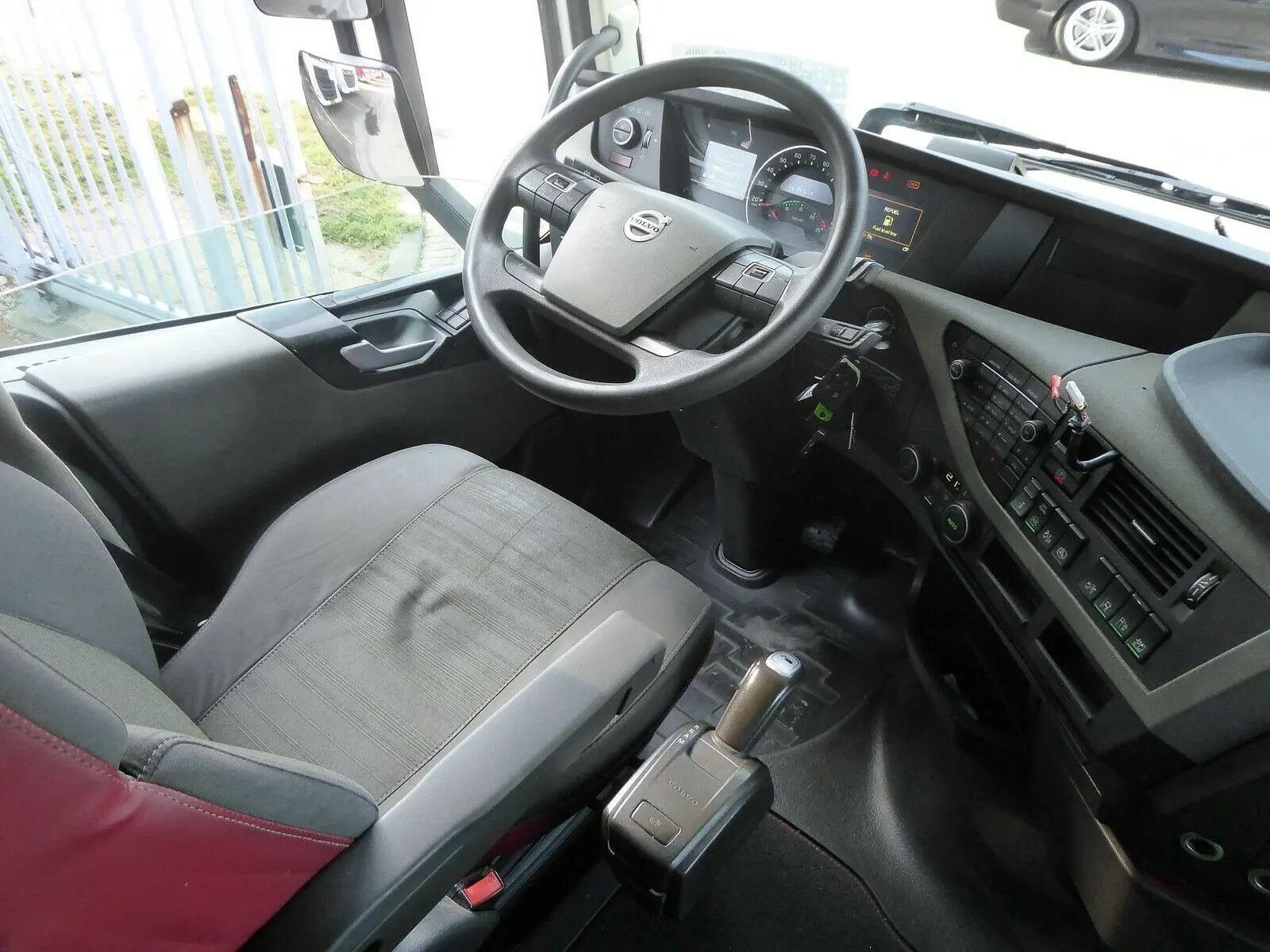 Тягач Volvo FH460, 4х2, 2016 год, 2 бака, 2 спальника, без пробега по РФ - фото-детальных 5